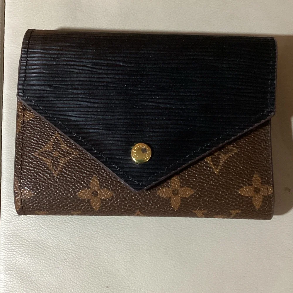 Brown and Black Wallet and Keychain Set - Picture 4 of 5